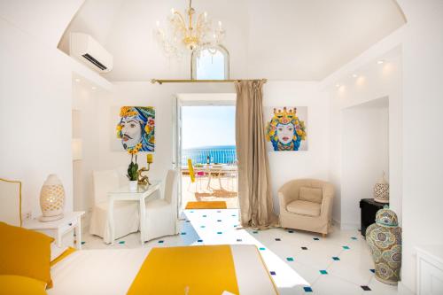 波西塔诺La Gasparina的白色的客房配有桌子和椅子