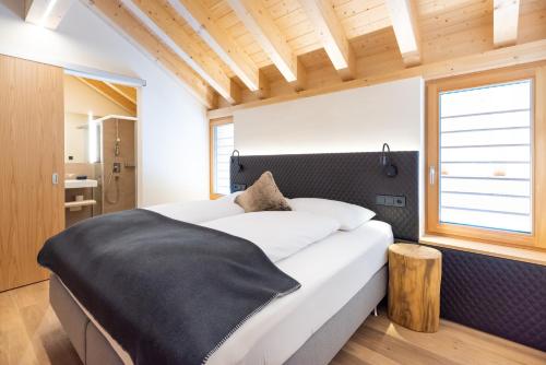 沃瑟姆阿尔伯格Wolfegg Appartement - Cafe - Bistro的一间卧室设有一张大床和一个窗户。