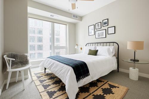 明尼阿波利斯Sonder at East End的白色的卧室设有一张大床和一个窗户