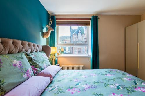 爱丁堡皇后区美景公寓的一间卧室设有一张床和一个窗口