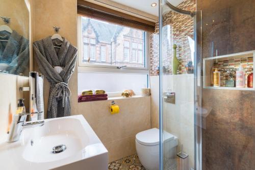 爱丁堡皇后区美景公寓的带淋浴、盥洗盆和卫生间的浴室