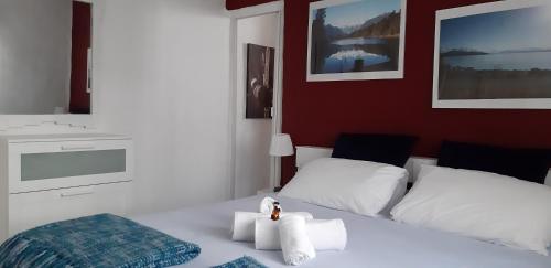 萨迪纳Faro de sardina Apartment的一间卧室配有带毛巾的床