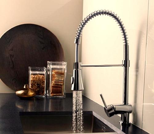 牛津珀西的奢华公寓的厨房水槽配有水龙头和两个玻璃容器