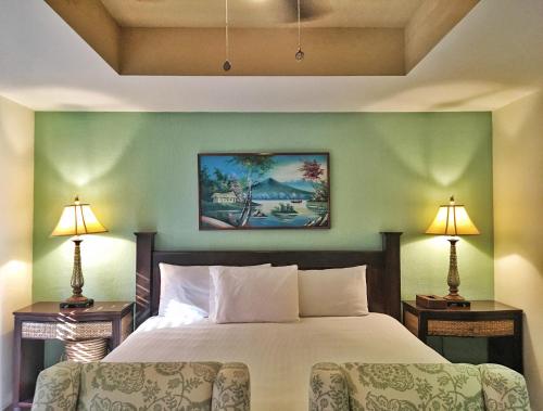 圣地亚哥San Marcos 124 Gran Pacifica Resort的酒店客房,配有一张床和两盏灯