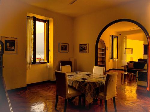 贝拉吉奥舒适贝拉吉欧酒店的一间带桌椅和窗户的用餐室
