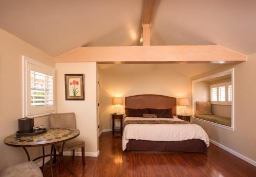 太平洋丛林太平洋丛林日落酒店的一间卧室配有一张床和一张桌子