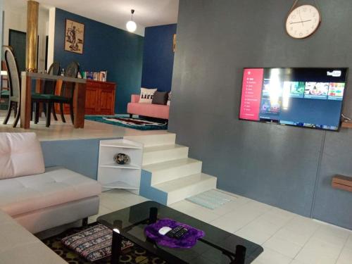 罗勇Blue Villa @Pinery Park Beach Rayong 2bdr Villa的客厅配有沙发和墙上的电视