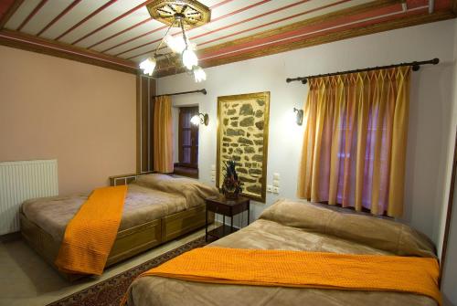 DikoryfoKato Machalas的一间卧室设有两张床和窗户。