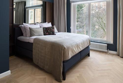 Spinoza Suites客房内的一张或多张床位