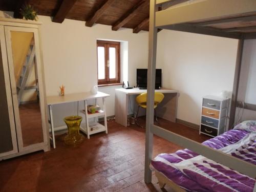 维拉Casa Martino的一间卧室配有一张床、一张桌子和一张双层床。