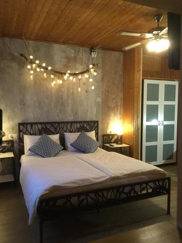 梅利德博卡里诺住宿加早餐旅馆的一间卧室配有一张大床和灯光