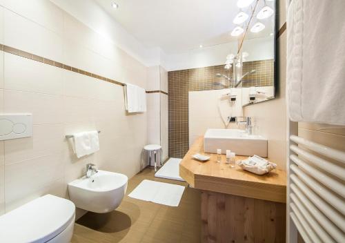 塞尔瓦迪加尔代纳山谷Garni Lanzinger的白色的浴室设有水槽和卫生间。