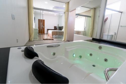 Xique-XiqueXique Xique Palace Hotel的浴室设有浴缸和两把椅子