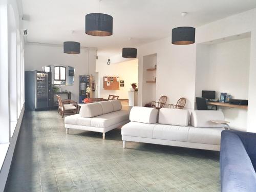 斯波托尔诺RTA阿根廷住宅公寓的客厅配有2张白色沙发和1张桌子
