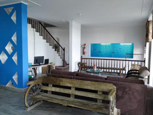 萨尔瓦多Mar à Vista Hostel的带沙发和蓝色墙壁的客厅