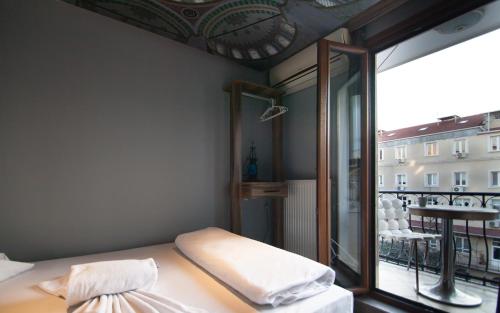 伊斯坦布尔塔克辛旅舍的客房设有床和大窗户。