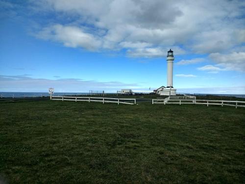 波因特阿里纳Point Arena Lighthouse的一座带白色围栏的灯塔