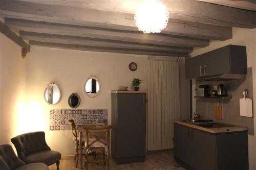 布鲁瓦切斯布鲁诺埃特弗朗西丝酒店的客厅设有厨房和桌子
