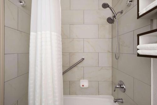 阿普尔顿阿珀顿豪生酒店的一间带白色淋浴帘的浴室