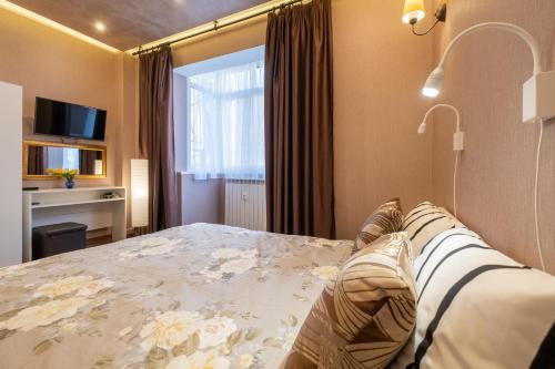 索非亚Feel Sofia - one bedroom apartment next to Russian Square的一间卧室设有一张大床和一个窗户。