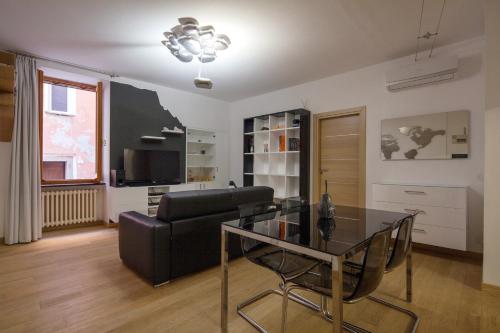 蒙特罗索阿尔马雷Appartamento Principe的客厅配有玻璃桌和沙发