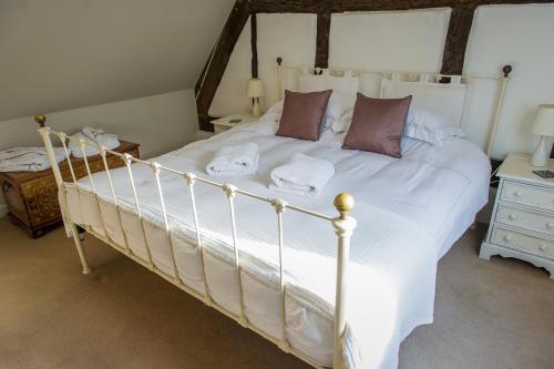 韦姆Narnia的卧室配有一张带白色床单和枕头的大床。
