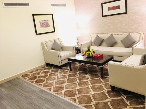 达曼Ramada by Wyndham Dammam Khaleej Road的客厅配有两张沙发和一张咖啡桌