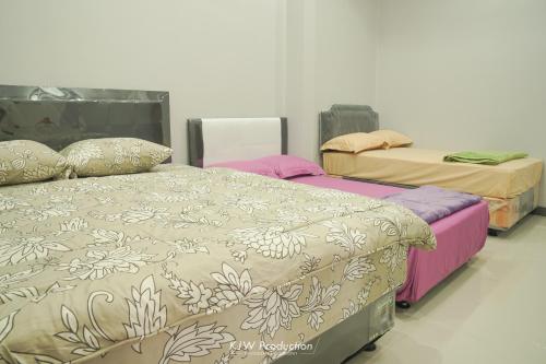 日惹M Stay Guest House Jogja的一间客房内配有两张床的房间