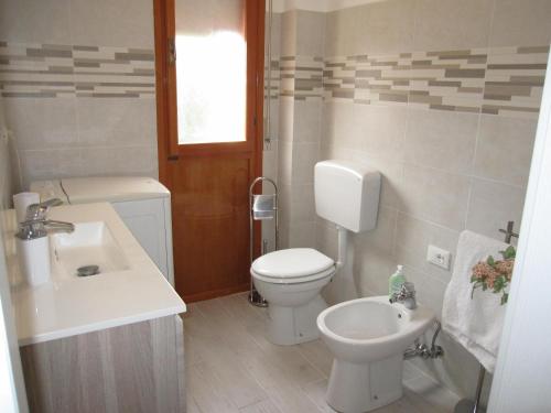格拉多Appartamento Franco的一间带卫生间和水槽的小浴室