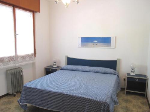 格拉多Appartamento Franco的一间卧室配有蓝色的床和2个床头柜