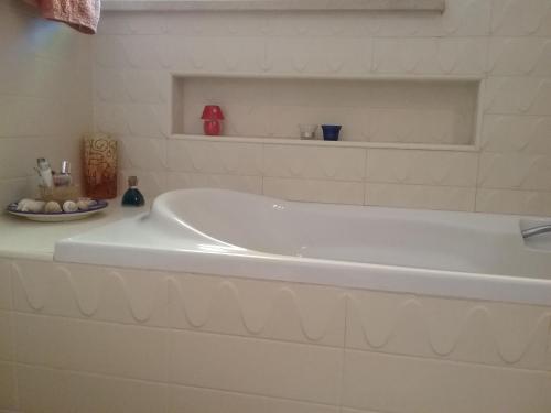 曼塔罗塔Manta Rota Beach, Bed & Breakfast in a villa,privat pool的浴室内设有一个白色浴缸