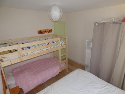 欧波讷Appartement de la cascade的一间带双层床和婴儿床的小卧室