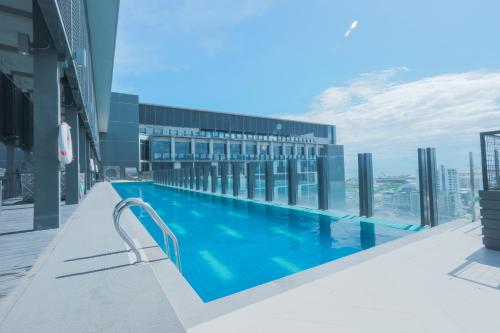 宿务bai Hotel Cebu的建筑物屋顶上的游泳池