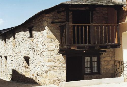 拉斯梅德拉斯Las Medulas Los Telares的一座古老的石头建筑,上面设有阳台