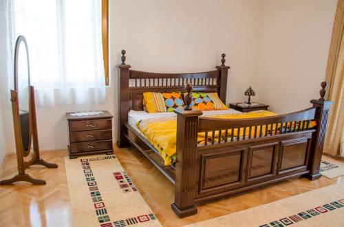 采蒂涅Villa Ramonte的一间卧室配有一张大木床,铺有黄色床单