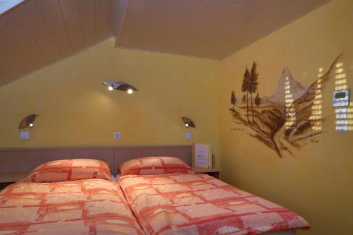 萨永瑞莱斯德拉沙瓦斯酒店的一间卧室设有两张床,墙上挂着一幅画