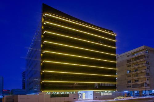 迪拜阿尔萨拉巴酒店的一家全明星酒店在晚上点燃了