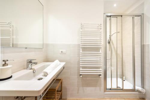 圣玛格丽塔-利古雷La Corallina的白色的浴室设有水槽和淋浴。