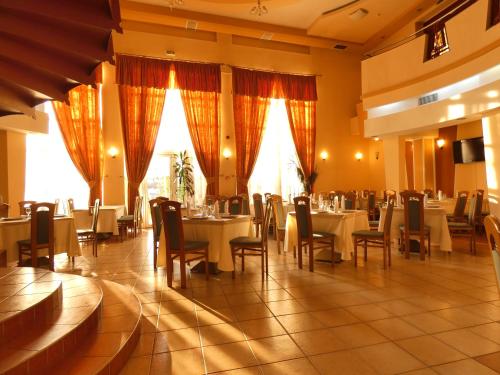 巴亚马雷欧赫酒店的用餐室设有桌椅和窗户。
