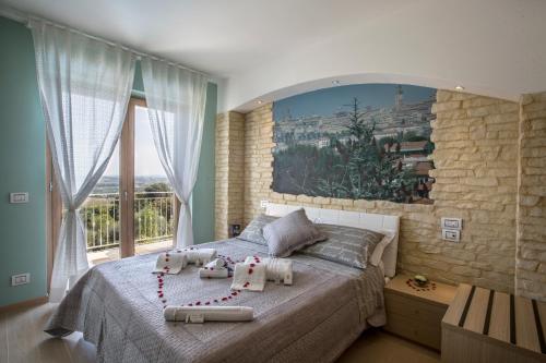 马切拉塔Holiday Residence Belohorizonte的一间卧室设有一张大床和大窗户