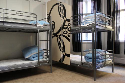 哥本哈根戈洛鲍尔哈根旅舍的客房设有三张双层床和蓝色枕头。