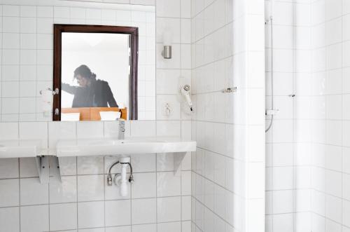 埃斯基尔斯蒂纳埃斯基尔斯蒂纳康福特茵酒店的白色的浴室设有水槽和镜子