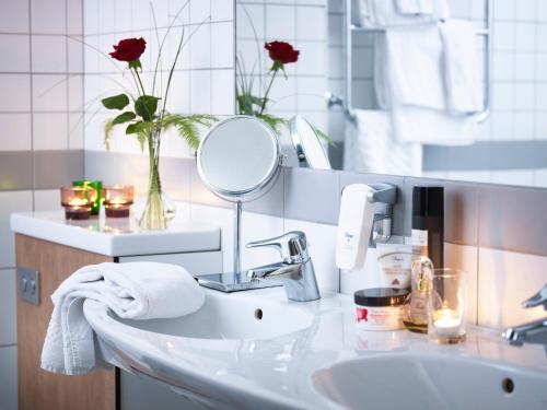 永比特拉扎酒店的一间带水槽和镜子的浴室