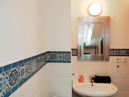 迪南Gite De La Tannerie 2的一间带水槽和镜子的浴室