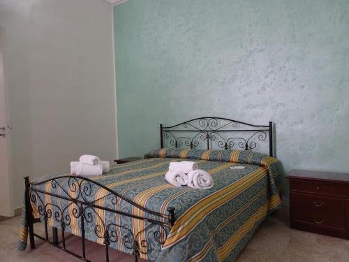 帕拉比塔b&b new antico palazzo的一间卧室配有带毛巾的床