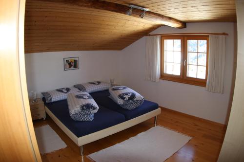 迪森蒂斯Ferienwohnung Rigoleth的一间卧室配有一张带两个枕头的床