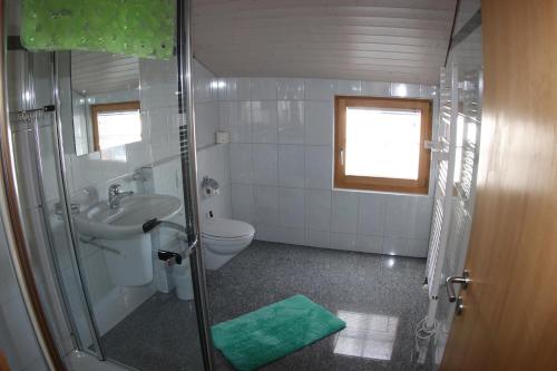 迪森蒂斯Ferienwohnung Rigoleth的带淋浴、卫生间和盥洗盆的浴室
