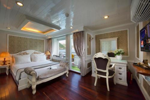 下龙湾标志龙湾邮轮的卧室配有一张床、一张桌子和椅子