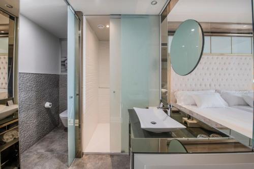 奥伦塞Barceló Ourense的一间带水槽、床和镜子的浴室