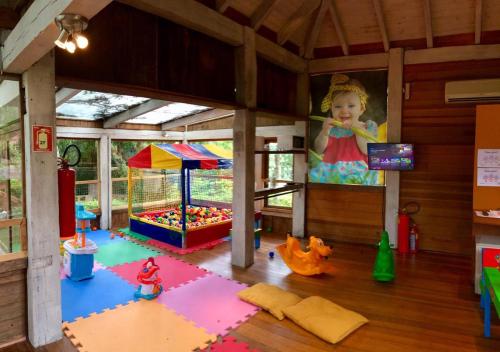 维亚芒Vila Ventura Ecoresort的一间游戏室,里面设有儿童游乐设施